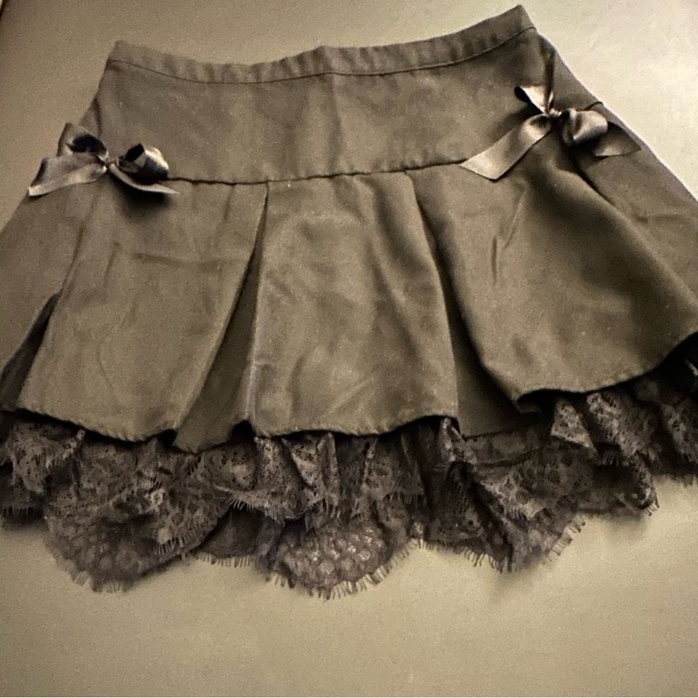 Black high waisted pleated skirt with lace and bows S/M